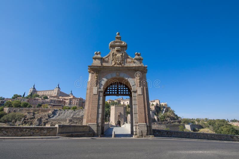 Pierwszy drzwi w Alcantara moscie z Toledo miastem w tle zdjęcia stock Pierwszy drzwi w Alcantara moscie z Toledo miastem w tle zdjęcia stock