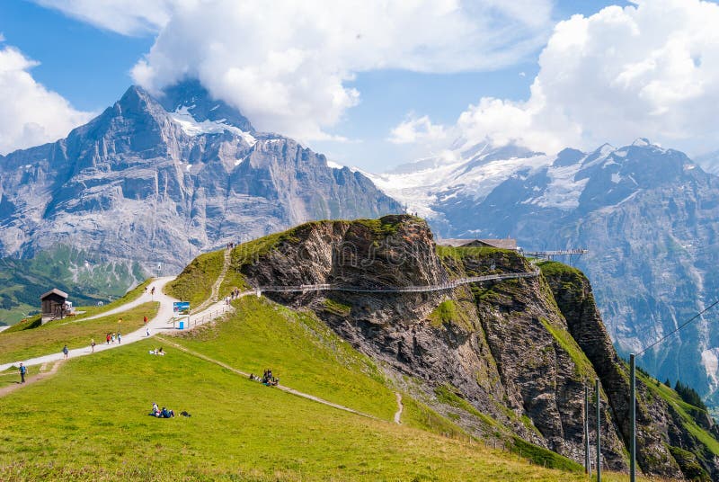 Pierwszy niebo falezy spacer Grindelwald Bern, Szwajcaria obraz stock Pierwszy niebo falezy spacer Grindelwald Bern, Szwajcaria obraz stock