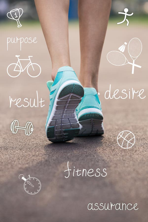 Pies de la mujer en zapatillas de deporte con los iconos del deporte fotografía de archivo Pies de la mujer en zapatillas de deporte con los iconos del deporte fotografía de archivo
