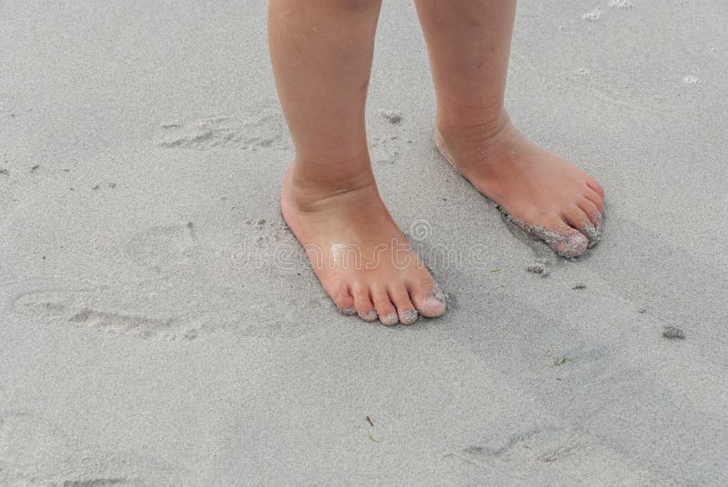 Pies de los niños en la playa arenosa imágenes de archivo libres de regalías Pies de los niños en la playa arenosa imágenes de archivo libres de regalías