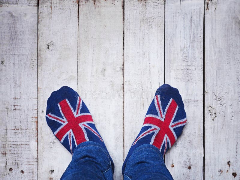 Pies de Selfie que llevan calcetines con el modelo británico de la bandera fotografía de archivo libre de regalías Pies de Selfie que llevan calcetines con el modelo británico de la bandera fotografía de archivo libre de regalías