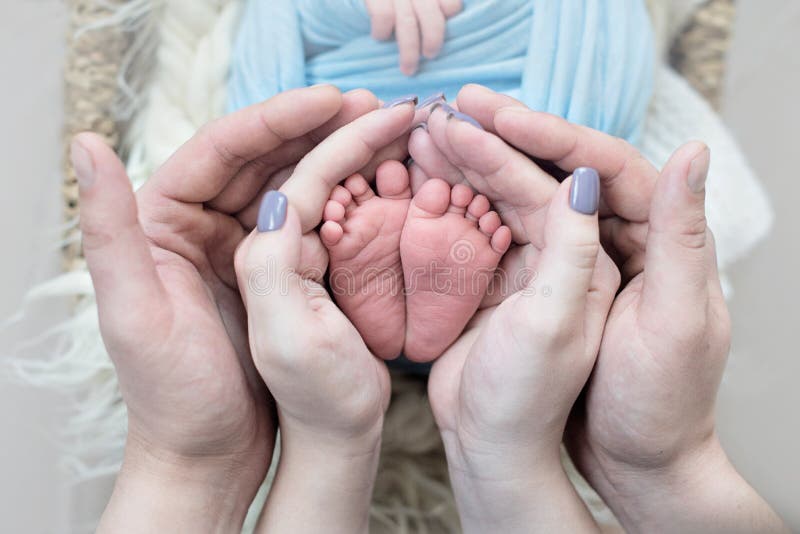 Pies De Un Bebe Recien Nacido Dedos Del Pie En Las Manos De La Mama Y Papa Los Primeros Dias De Familia Despues Del Nacimiento Imagen De Archivo Imagen De Muchacho Pies De Un Bebe Recien Nacido Dedos Del Pie En Las Manos De La Mama Y Papa Los Primeros Dias De Familia Despues Del Nacimiento Imagen De Archivo Imagen De Muchacho