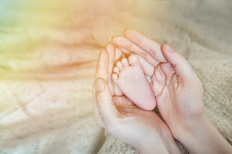 Pies del bebé en manos de la madre Mama y su niño Concepto de familia feliz Imagen conceptual hermosa de la maternidad imagen de archivo Pies del bebé en manos de la madre Mama y su niño Concepto de familia feliz Imagen conceptual hermosa de la maternidad imagen de archivo