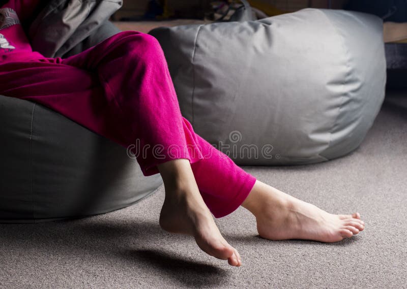 Pies Desnudos De Una Adolescente. Pie De Pierna. Foto de archivo