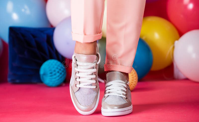 Femeninos En Zapatos Deportivos Cómodos Con Cordones En Globos Coloridos Confort Imagen de archivo - Imagen de colorido, mezclilla: 211939525