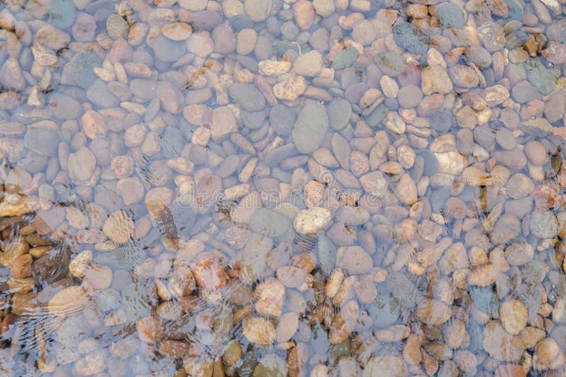 Pietra del ciottolo in acqua fotografia stock libera da diritti Pietra del ciottolo in acqua fotografia stock libera da diritti