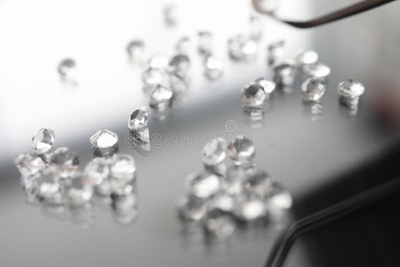 Pietra preziosa di vetro sul diamante trasparente di simbolo del fondo immagine stock Pietra preziosa di vetro sul diamante trasparente di simbolo del fondo immagine stock