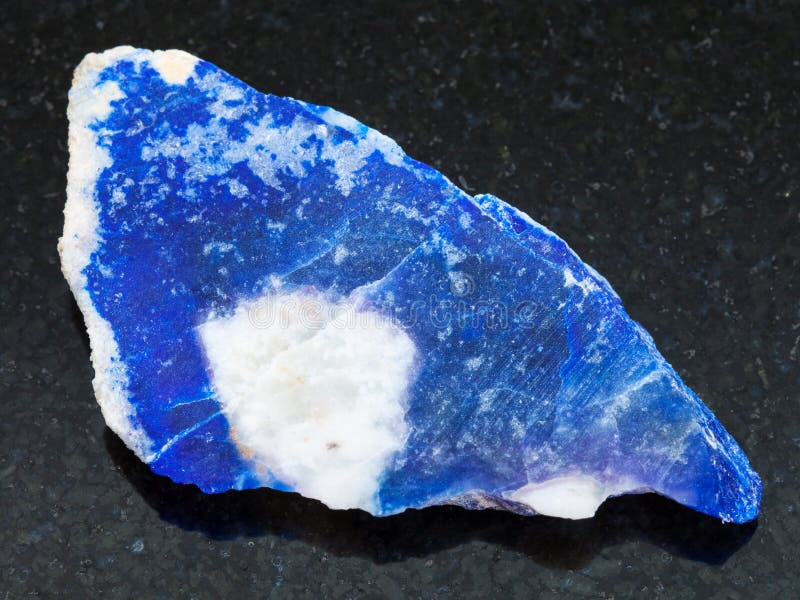 pietra ruvida del lazurite (lapislazzuli) su buio fotografie stock libere da diritti pietra ruvida del lazurite (lapislazzuli) su buio fotografie stock libere da diritti