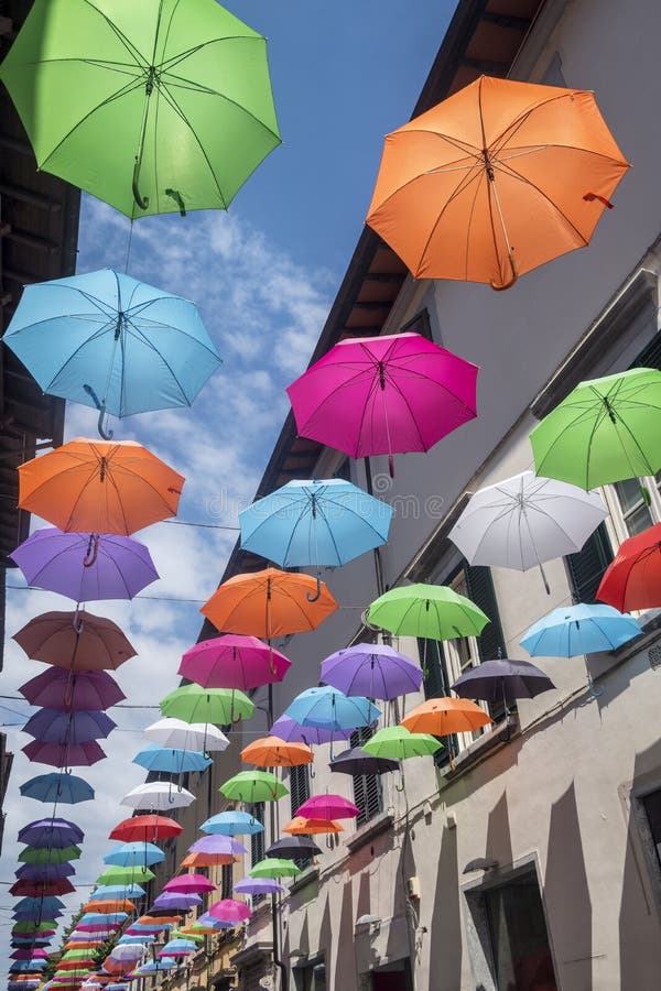 Pietrasanta, Lucca: ο κεντρικός δρόμος με τις ζωηρόχρωμες ομπρέλες στοκ φωτογραφίες Pietrasanta, Lucca: ο κεντρικός δρόμος με τις ζωηρόχρωμες ομπρέλες στοκ φωτογραφίες
