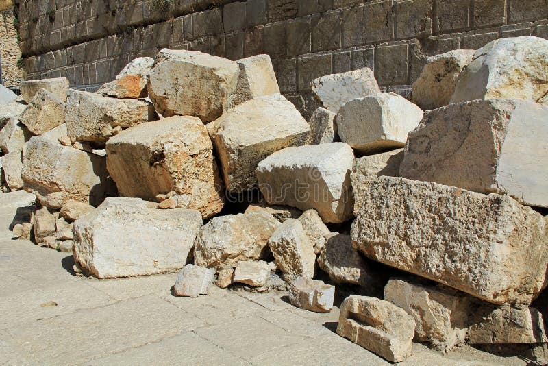 Pietre cadute fuori del Temple Mount