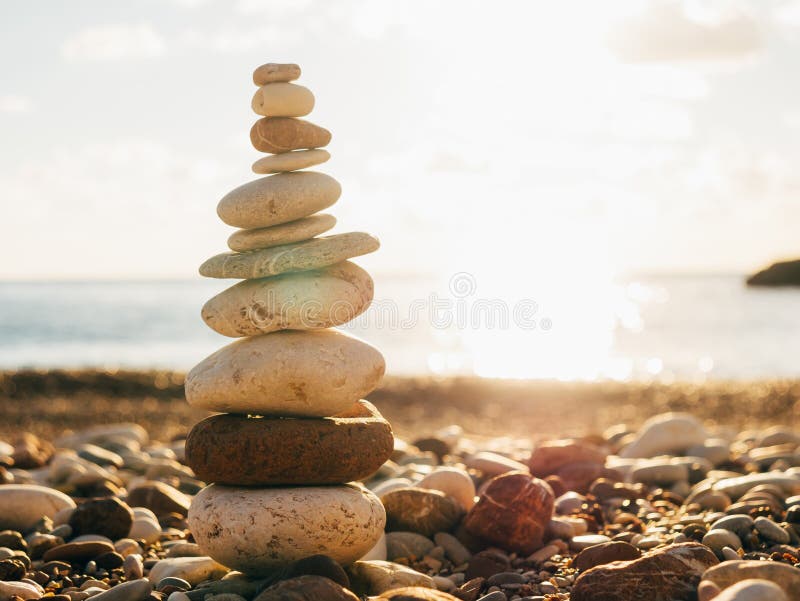 Pietre dell'equilibrio sulla spiaggia Pace dello spirito Vita di equilibrio Ca fotografia stock Pietre dell'equilibrio sulla spiaggia Pace dello spirito Vita di equilibrio Ca fotografia stock