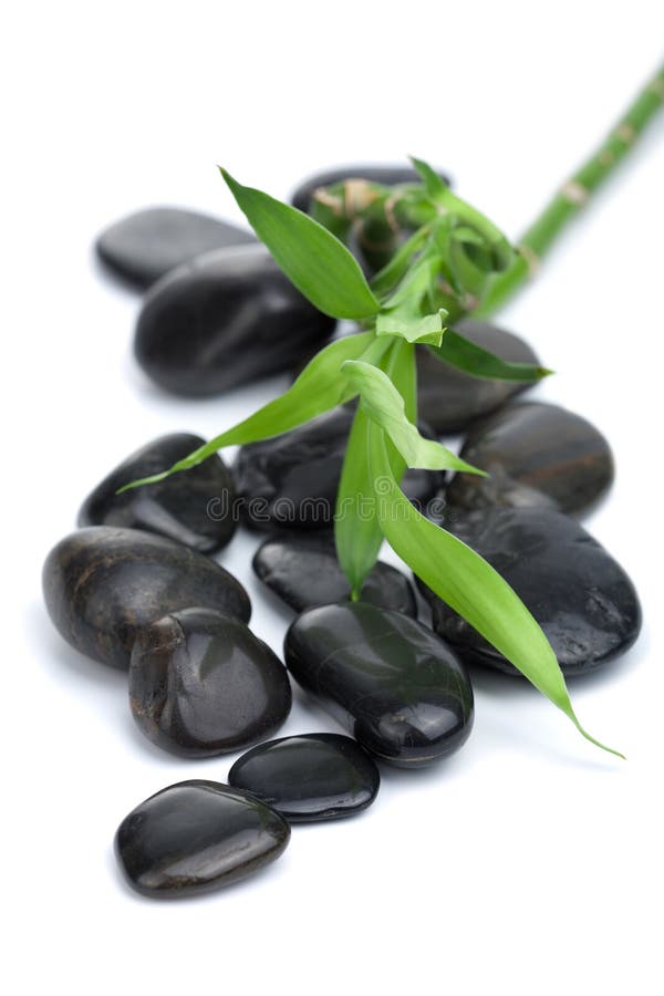 Pietre da spa nere e bambù isolati immagini stock