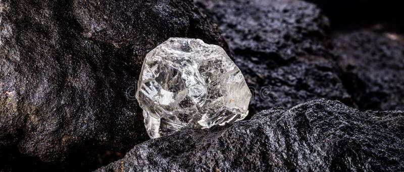 Pietre preziose grezze di diamanti in miniera. concetto di estrazione ed estrazione di minerali rari