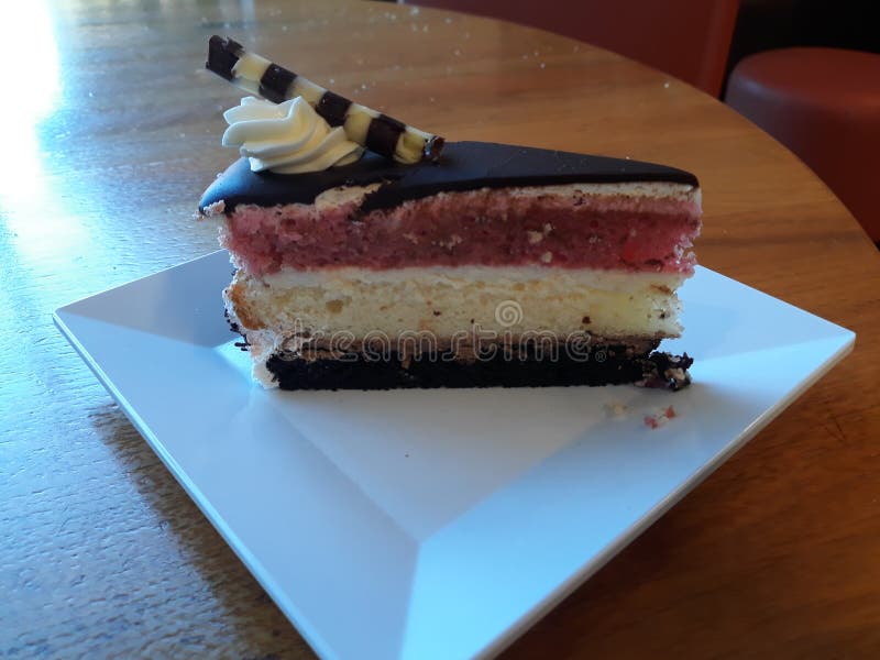 Pieza De Torta De Tres Capas Foto de archivo Imagen de rebanada