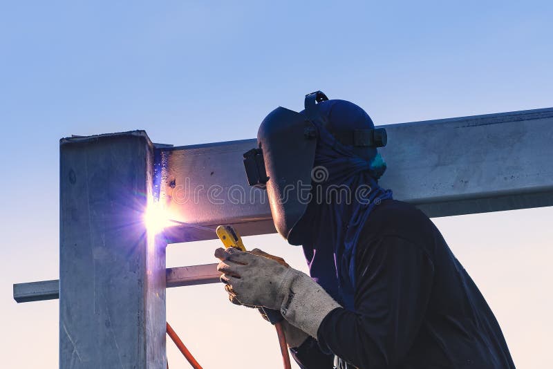 Piezas de soldadura del trabajador de construcción del stell fotografía de archivo libre de regalías Piezas de soldadura del trabajador de construcción del stell fotografía de archivo libre de regalías