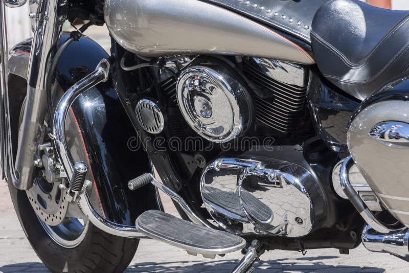 Piezas del motor de la motocicleta, del metal y del cromo foto de archivo Piezas del motor de la motocicleta, del metal y del cromo foto de archivo