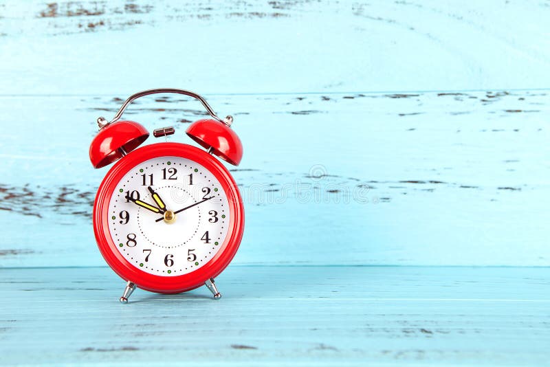 Piggy bank op blauwe achtergrond stock afbeelding