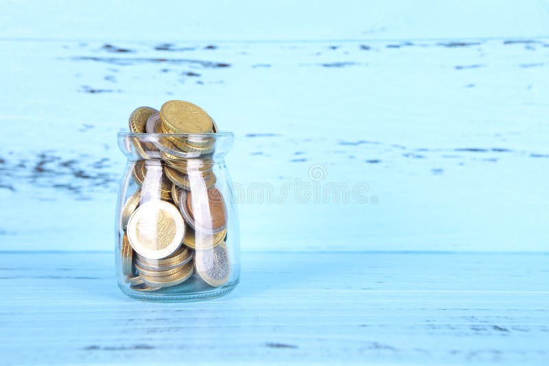 Piggy bank op blauwe achtergrond stock fotografie