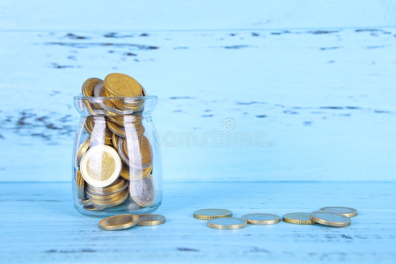 Piggy bank op blauwe achtergrond stock foto's