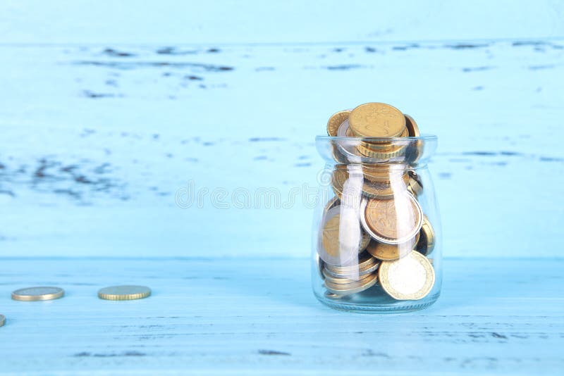 Piggy bank op blauwe achtergrond royalty-vrije stock afbeelding