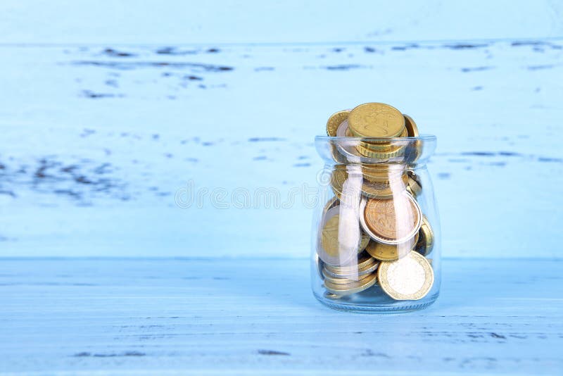 Piggy bank op blauwe achtergrond stock foto