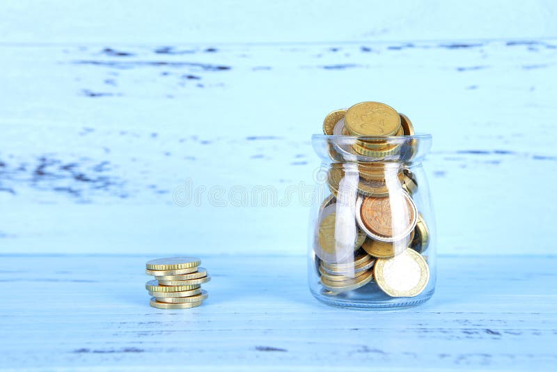 Piggy bank op blauwe achtergrond stock afbeeldingen