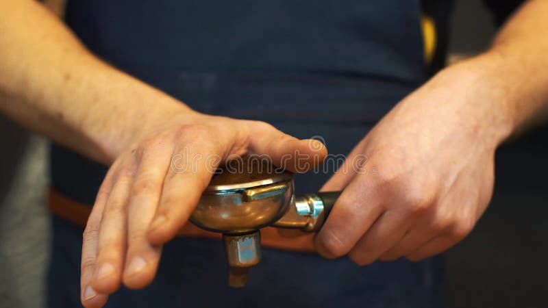 Pigiatura del caffè espresso Il barista sta preparando il terreno per la macchina di caffè espresso fotografia stock Pigiatura del caffè espresso Il barista sta preparando il terreno per la macchina di caffè espresso fotografia stock