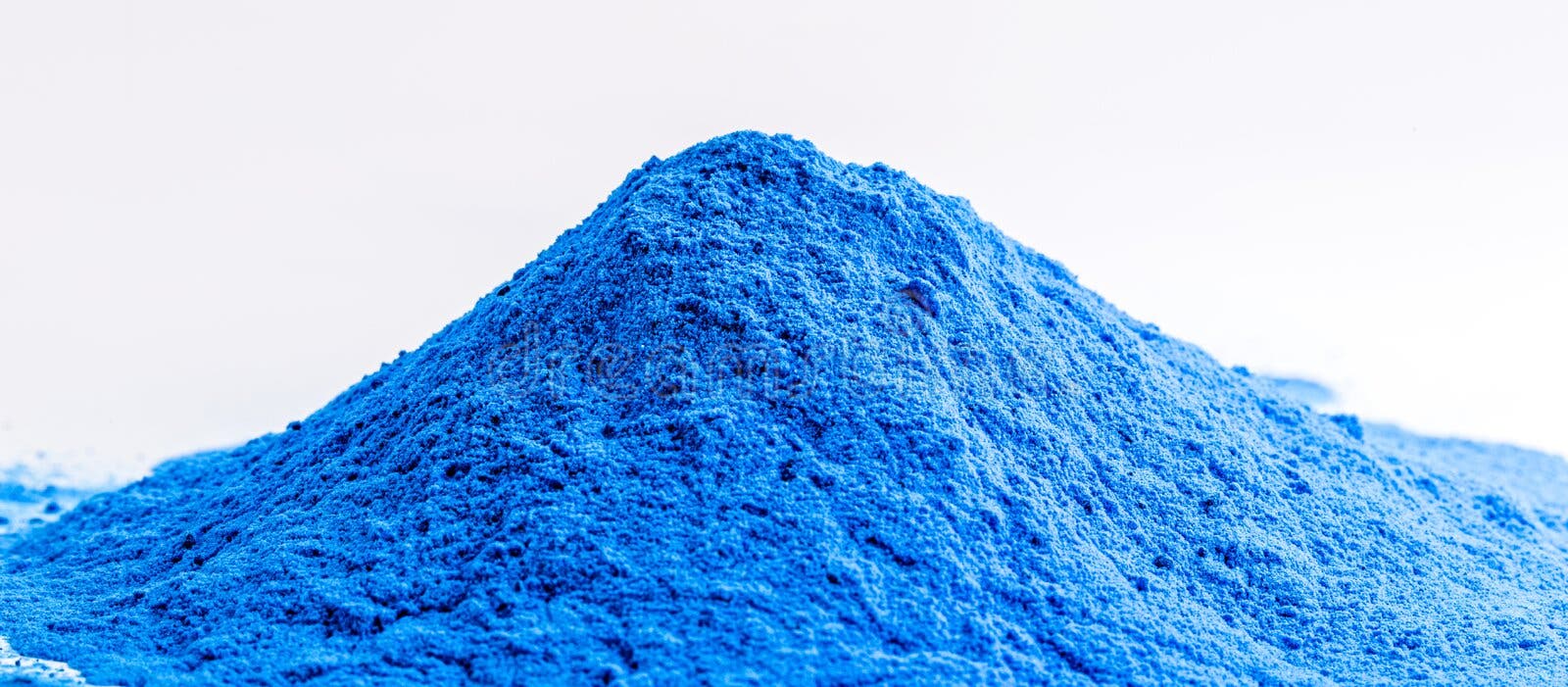 O Cobalto é Um Elemento Químico Presente No Mineral Esmaltado Que é  Utilizado Como Pigmento Para a Tonalidade Azul Na Totalidade Imagem de  Stock - Imagem de esmaltado, geologia: 207893373