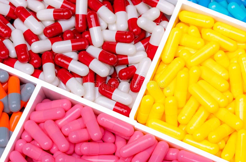 Pigułka z kapsułkami antybiotykowymi w górnym widoku na tacy. oporność na antybiotyki. leki przeciwdrobnoustrojowe. farmaceutyczny zdjęcie royalty free