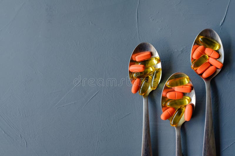 Pigułki kapsuły łyżek dosage leka administracja obrazy royalty free Pigułki kapsuły łyżek dosage leka administracja obrazy royalty free