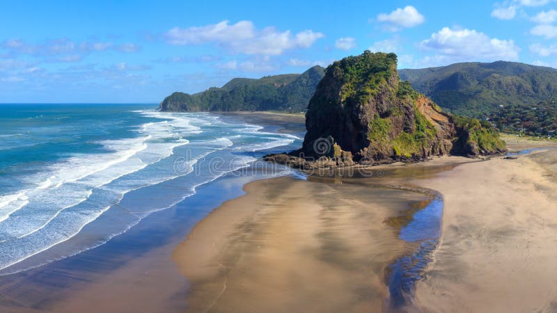Piha Beach and Lion Rock in the morning sun, New Zealand stock photography Piha Beach and Lion Rock in the morning sun, New Zealand stock photography