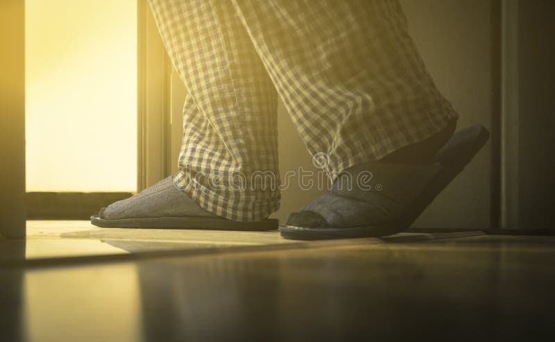 Pijamas的成人人走到卫生间在晚上 人` s健康概念 定调子 库存图片
