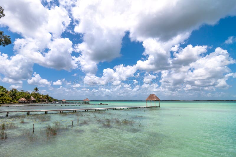 Pijler in Caraïbische Bacalar-lagune, Quintana Roo, Mexico royalty-vrije stock afbeeldingen Pijler in Caraïbische Bacalar-lagune, Quintana Roo, Mexico royalty-vrije stock afbeeldingen