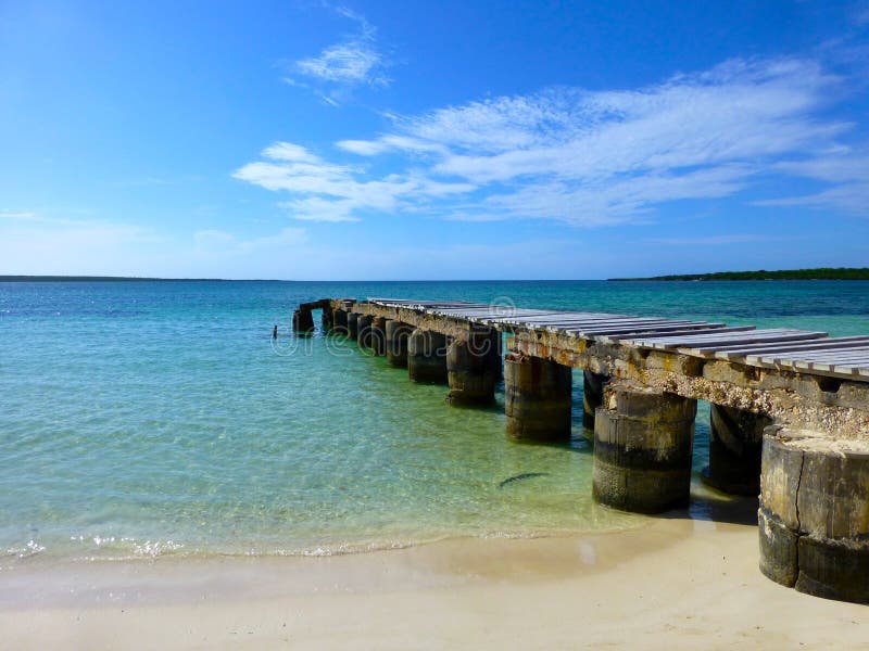 Pijler die in Caraïbische wateren, Cayo las Brujas leidt stock fotografie Pijler die in Caraïbische wateren, Cayo las Brujas leidt stock fotografie