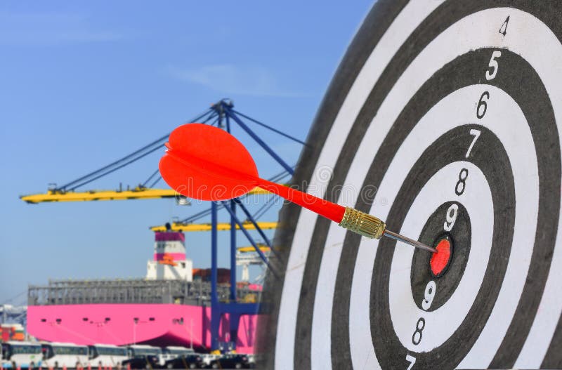 Pijltjepijl die op het Dartboard raken stock afbeelding Pijltjepijl die op het Dartboard raken stock afbeelding