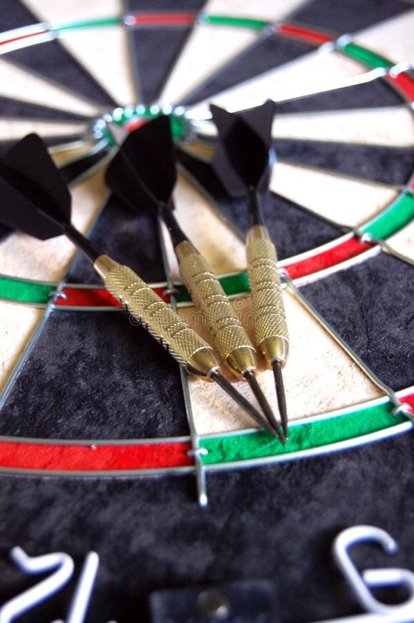 Pijltjes op een Dartboard stock fotografie Pijltjes op een Dartboard stock fotografie