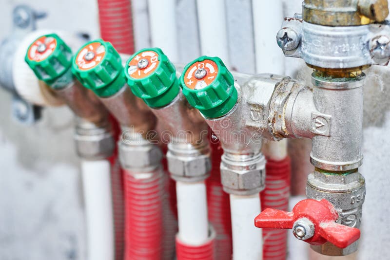 Pijpen en kleppen voor heet en koud water in een het verwarmen en watervoorzieningssysteem stock afbeelding Pijpen en kleppen voor heet en koud water in een het verwarmen en watervoorzieningssysteem stock afbeelding