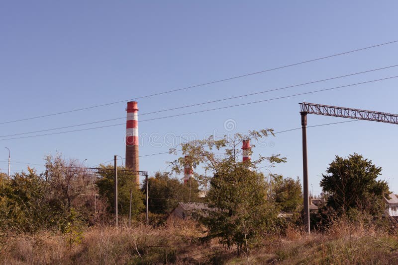 Pijpen van thermische elektrische centrales bij een cementinstallatie, industrieel landschap royalty-vrije stock afbeeldingen Pijpen van thermische elektrische centrales bij een cementinstallatie, industrieel landschap royalty-vrije stock afbeeldingen