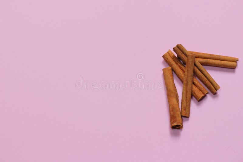 Pijpjes kaneel op roze millennial achtergrond Het proeft en ruikt goed royalty-vrije stock foto Pijpjes kaneel op roze millennial achtergrond Het proeft en ruikt goed royalty-vrije stock foto