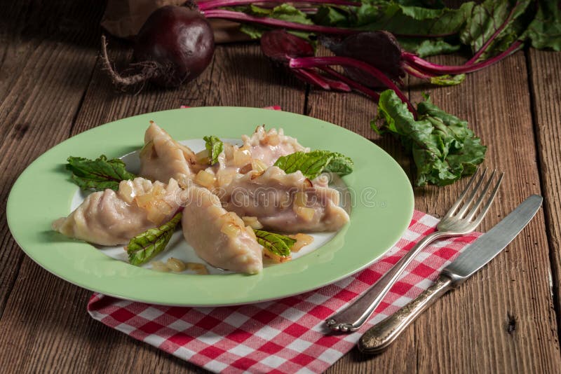 Pikant pierogi med rödbeta- och ostfyllning arkivfoton Pikant pierogi med rödbeta- och ostfyllning arkivfoton