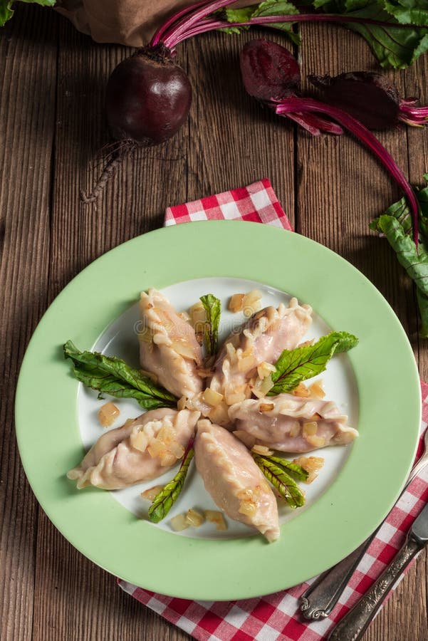 Pikante Pierogi Met Bieten En Kaas Het Vullen Stock Afbeelding ...