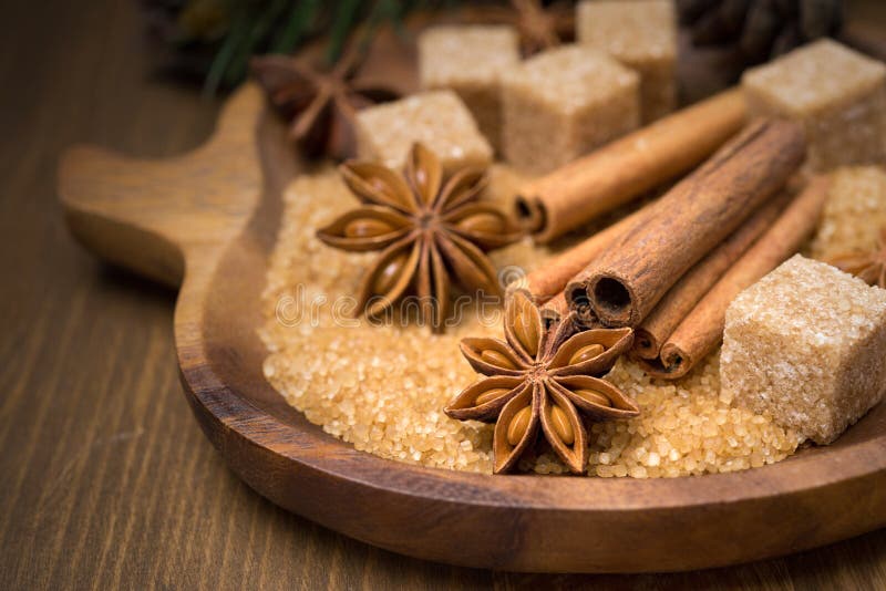 Pikantność i brown cukier w pucharze, horyzontalnym obraz stock Pikantność i brown cukier w pucharze, horyzontalnym obraz stock