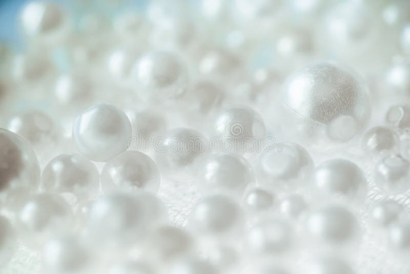 Pila blanca de perlas y de gotas en el fondo imágenes de archivo libres de regalías Pila blanca de perlas y de gotas en el fondo imágenes de archivo libres de regalías