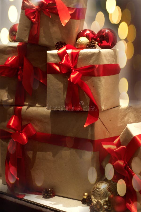 Pila de cajas de regalo envueltas en papel del arte con las cintas rojas en b imagenes de archivo Pila de cajas de regalo envueltas en papel del arte con las cintas rojas en b imagenes de archivo