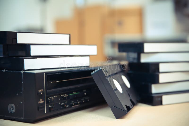 Montón de cinta de video vhs con reproducción de video antiguo concepto de  pila de estilo retro de aparatos eléctricos y electrónicos antiguos  dispositivo de reproductor de discos multimedia anticuado