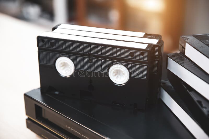 Montón de cinta de video vhs con reproducción de video antiguo concepto de  pila de estilo retro de aparatos eléctricos y electrónicos antiguos  dispositivo de reproductor de discos multimedia anticuado