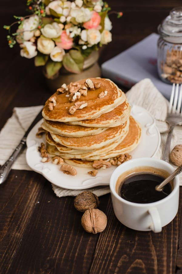 Pila de crepes con la miel, el plátano y las nueces fotos de archivo Pila de crepes con la miel, el plátano y las nueces fotos de archivo