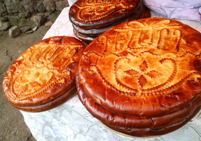 Pila de gata recién hecha, dulces tradicionales armenios en venta en el monasterio de Geghard, Armenia