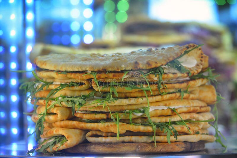 Pila de la comida italiana tradicional Piadina Romagnola con la mozzarella del tomate y la ensalada de cohete frescas fotografía de archivo Pila de la comida italiana tradicional Piadina Romagnola con la mozzarella del tomate y la ensalada de cohete frescas fotografía de archivo