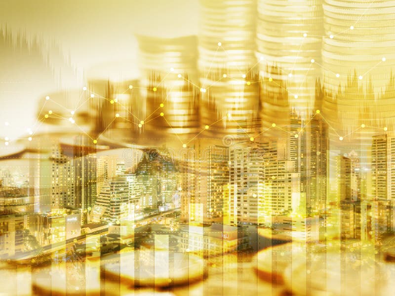 Pila de la moneda del dinero del oro y gráfico del punto con el fondo de la ciudad fotos de archivo Pila de la moneda del dinero del oro y gráfico del punto con el fondo de la ciudad fotos de archivo